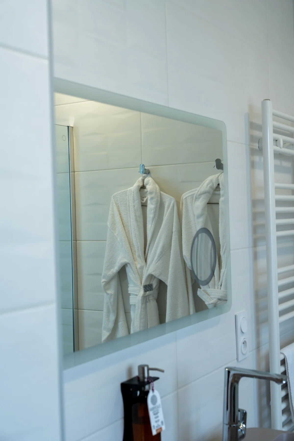 Chambre Mont Verdun — vasque et rangements de la salle de bain