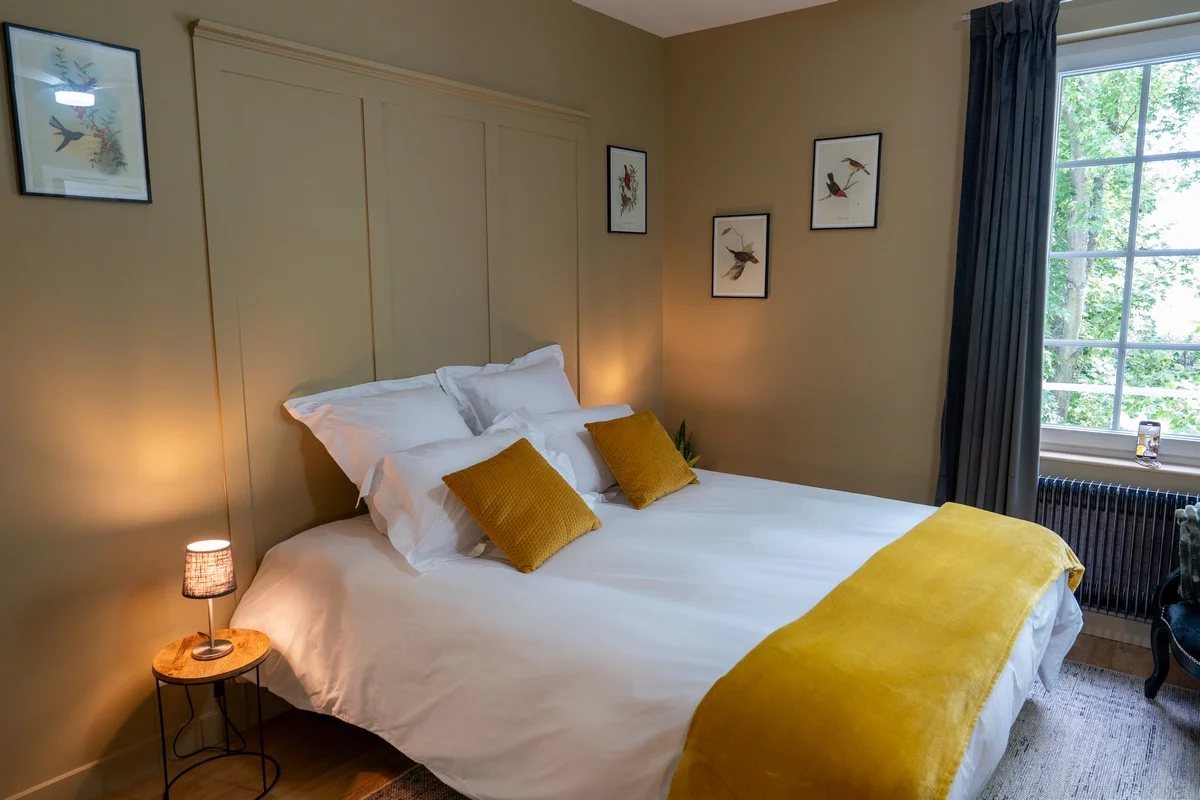 Chambre Mont d'Or — lit confortable habillé de linge blanc et de coussins assortis