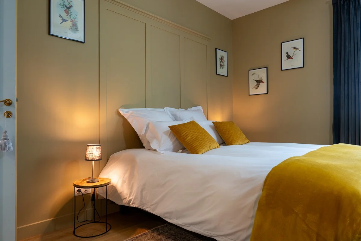 Chambre Mont d'Or — ambiance chaleureuse avec éclairage tamisé en soirée