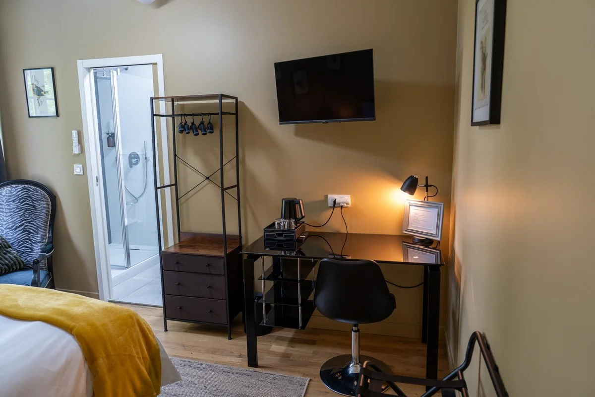 Chambre Mont d'Or — fauteuil et table d'appoint, atmosphère cosy