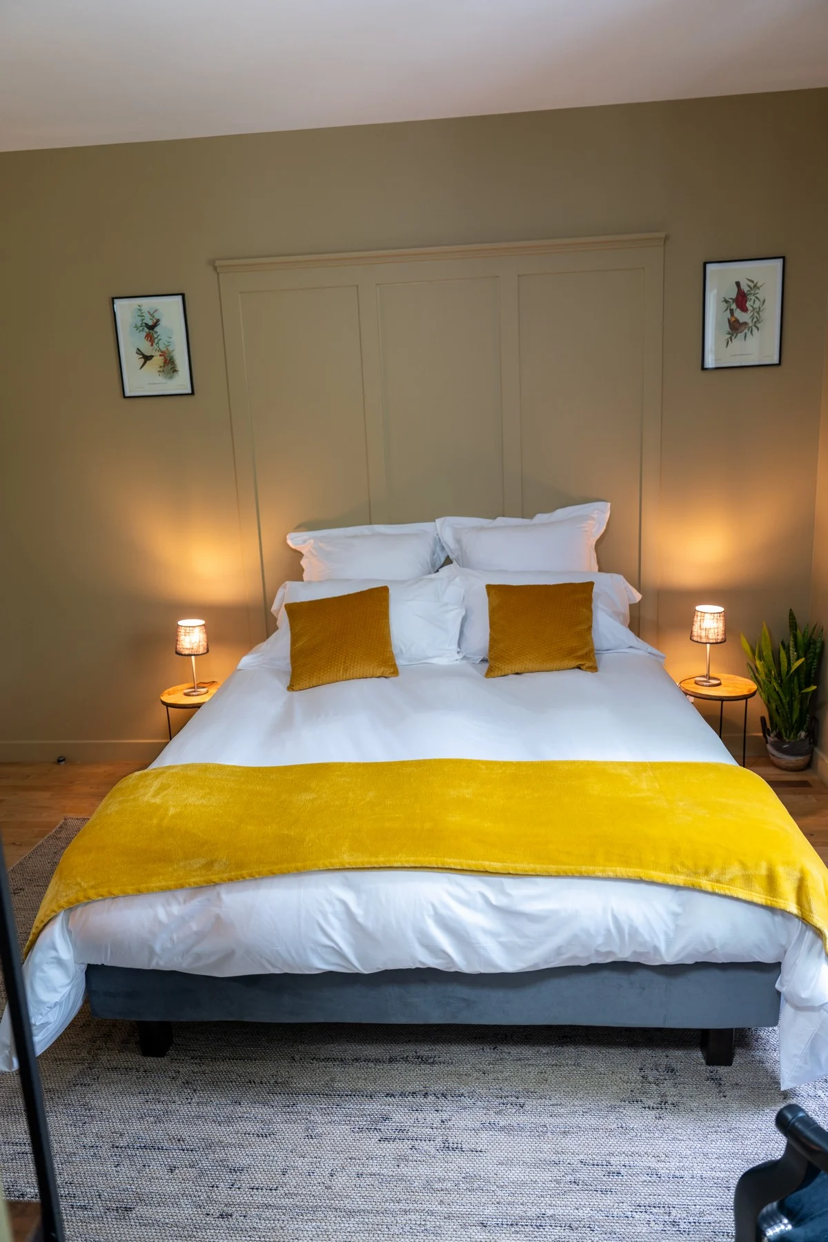 Chambre Mont d'Or — chevet et lampes pour des soirées paisibles