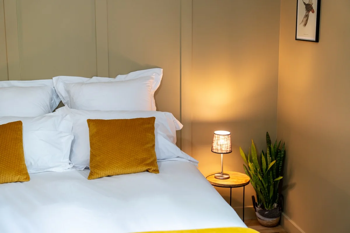 Chambre Mont d'Or — le lit et son linge de qualité hôtelière