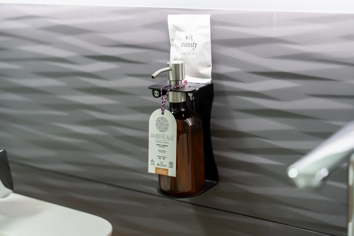 Chambre Mont d'Or — salle de bain privative aux finitions haut de gamme