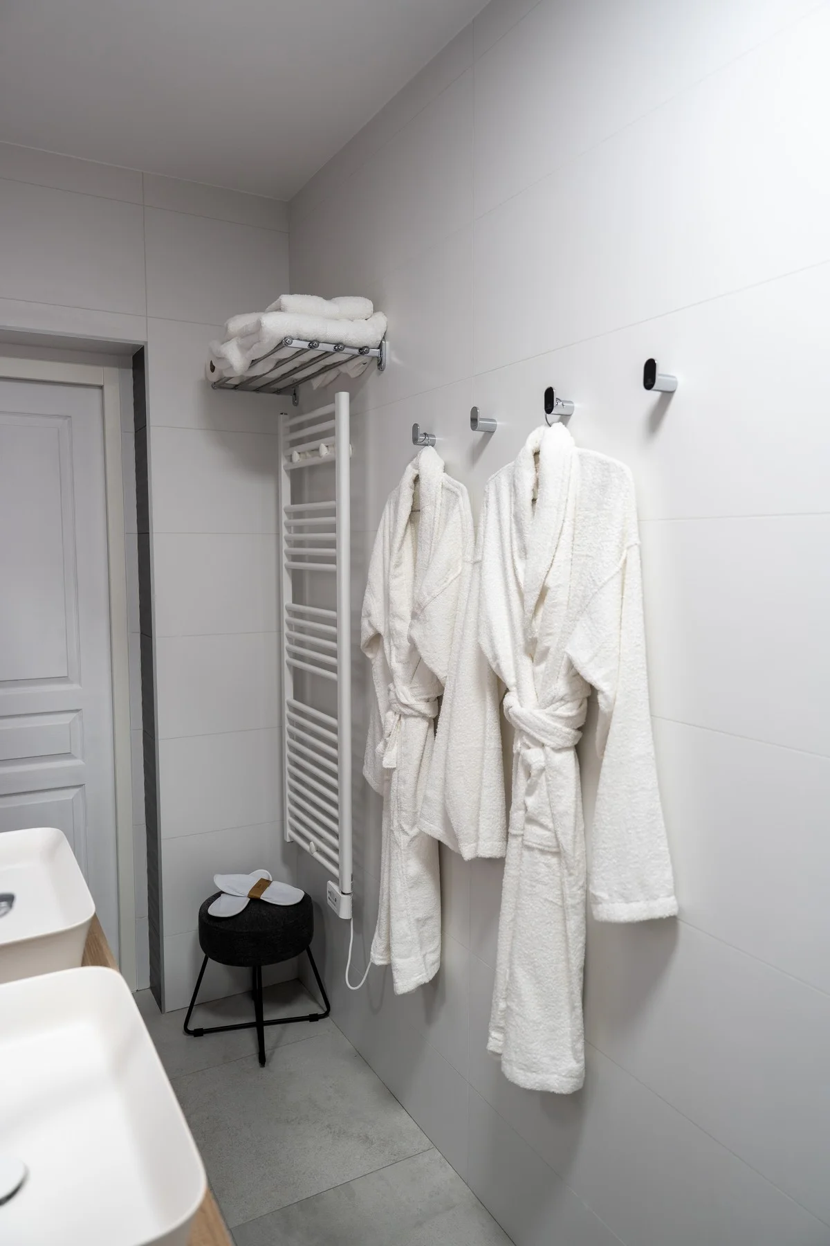 Chambre Mont d'Or — vasque et rangements de la salle de bain