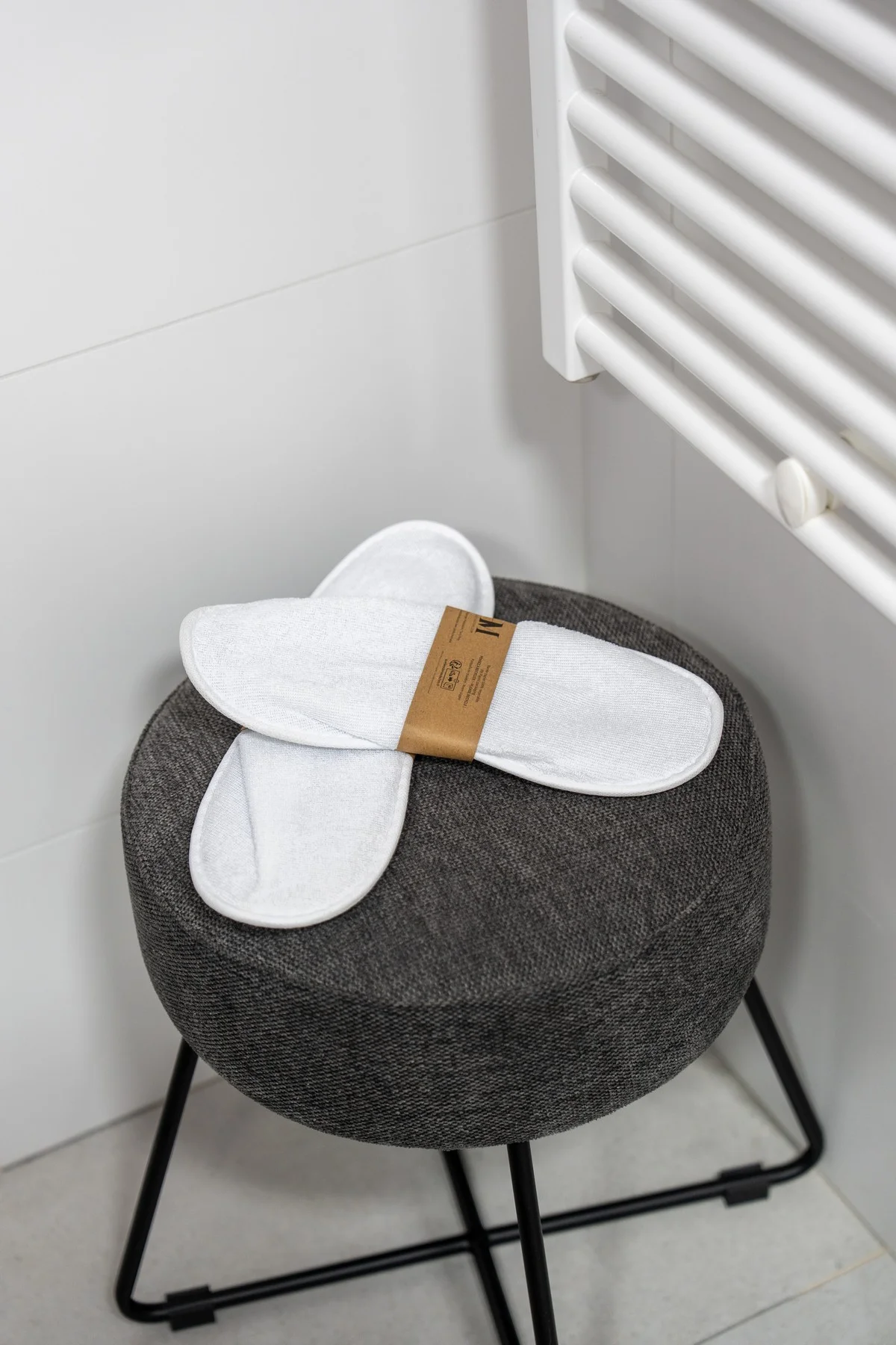 Chambre Mont d'Or — plateau de courtoisie avec eau et boissons chaudes