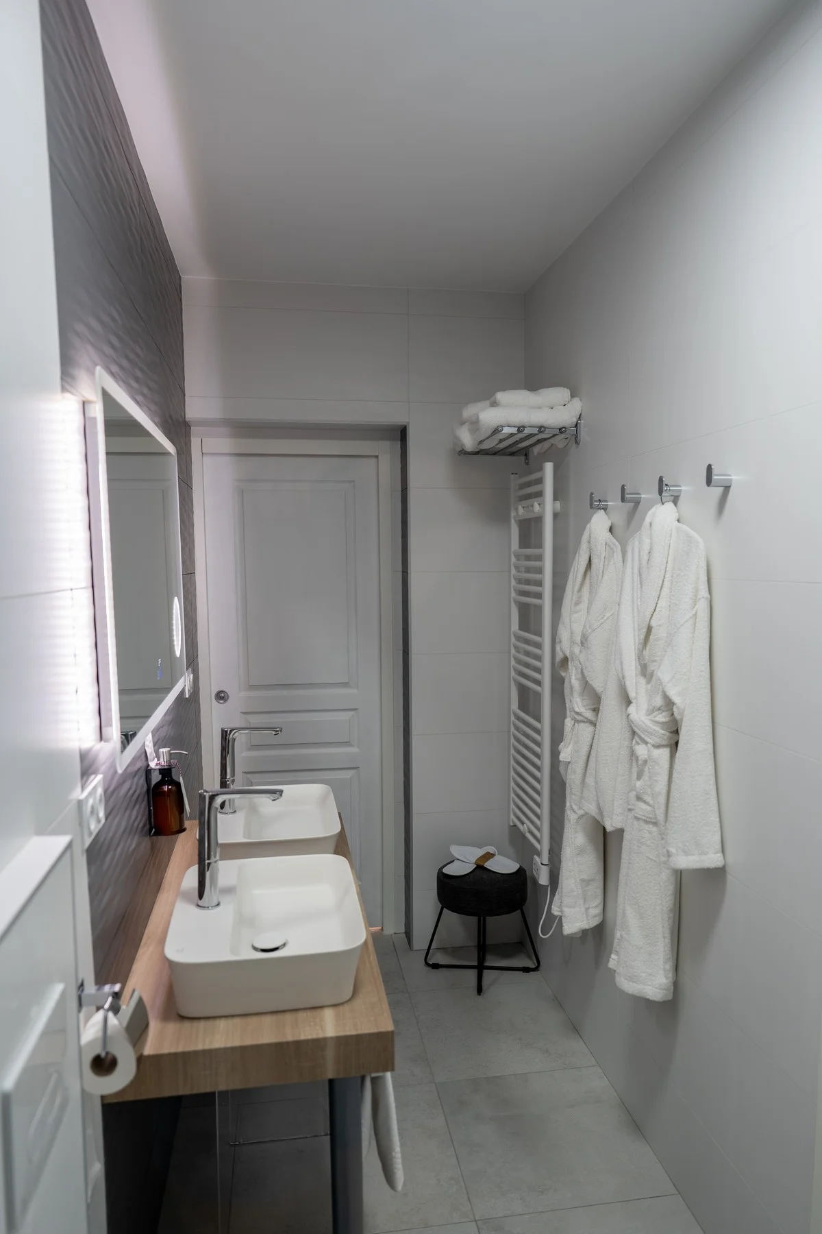 Chambre Mont d'Or — peignoirs moelleux dans la salle de bain