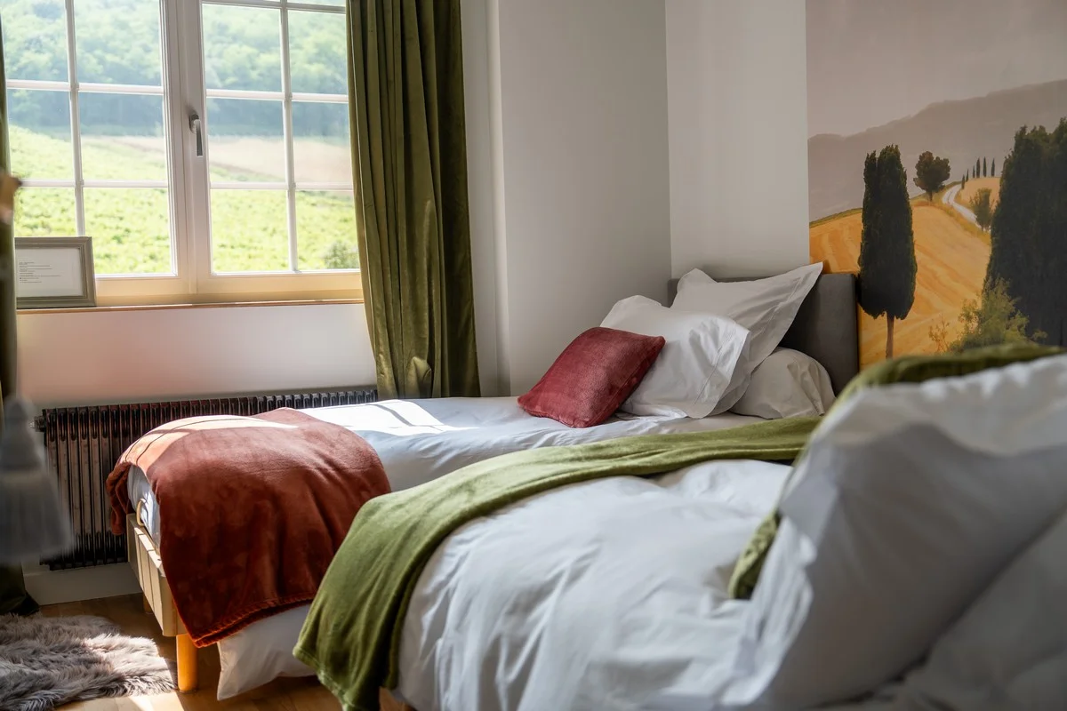 Chambre Saint-Rigaud — ambiance chaleureuse avec éclairage tamisé en soirée