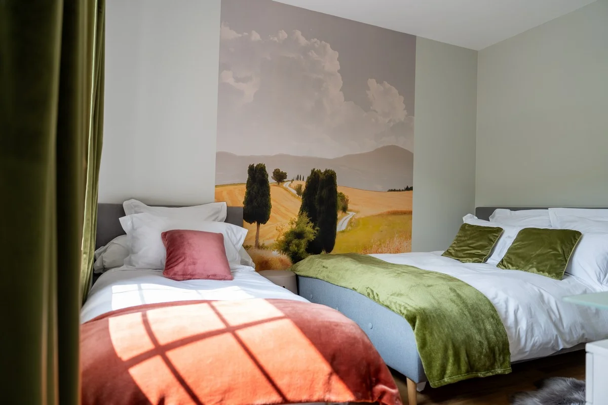 Chambre Saint-Rigaud — chevet et lampes pour des soirées paisibles
