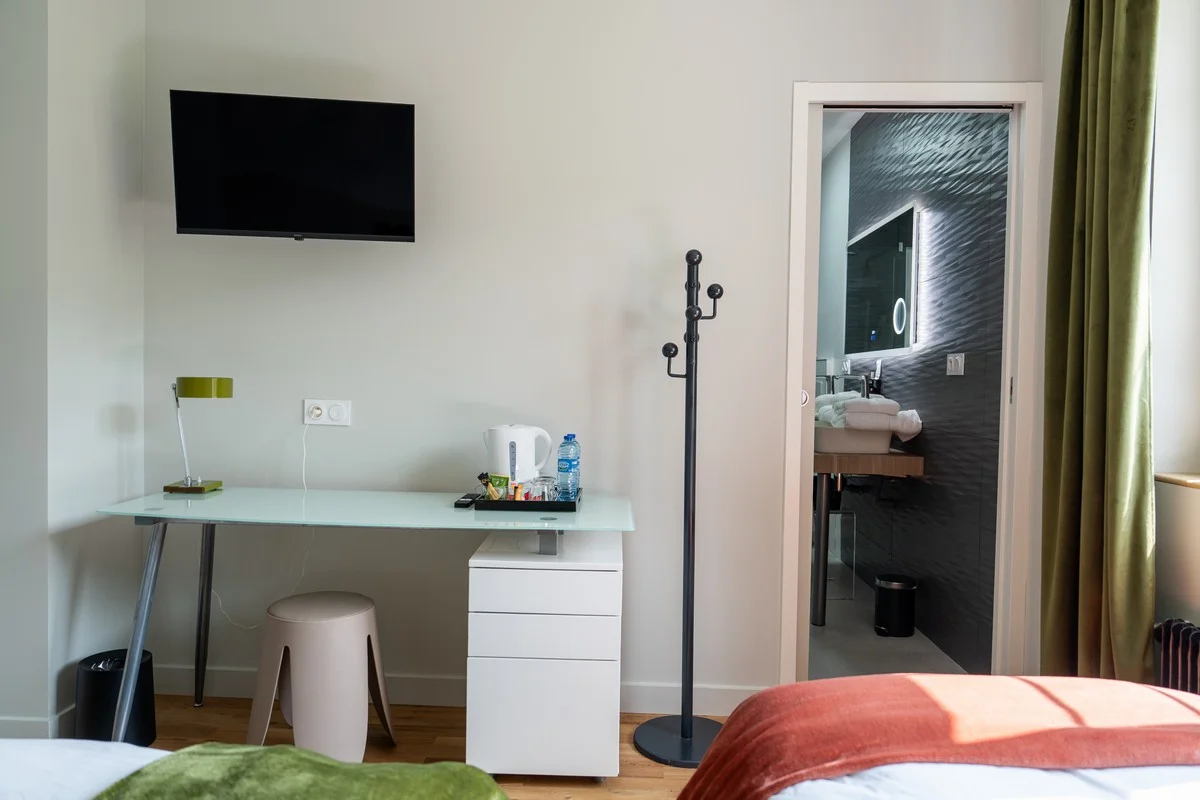 Chambre Saint-Rigaud — salle de bain privative aux finitions haut de gamme
