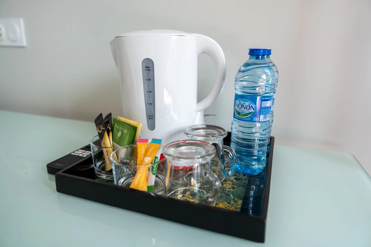Chambre Saint-Rigaud — plateau de courtoisie avec eau et boissons chaudes