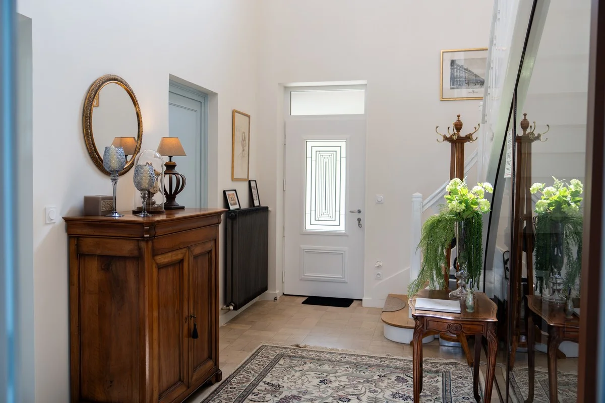 Le hall d’entrée et son escalier en fer forgé