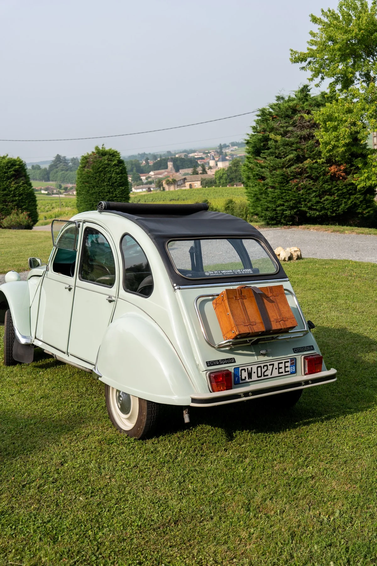 La 2CV vintage devant le porche de la Villa