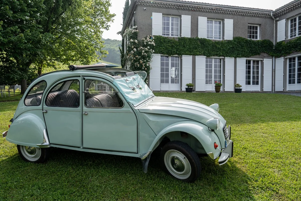 La 2CV garée dans l'allée, ambiance rétro