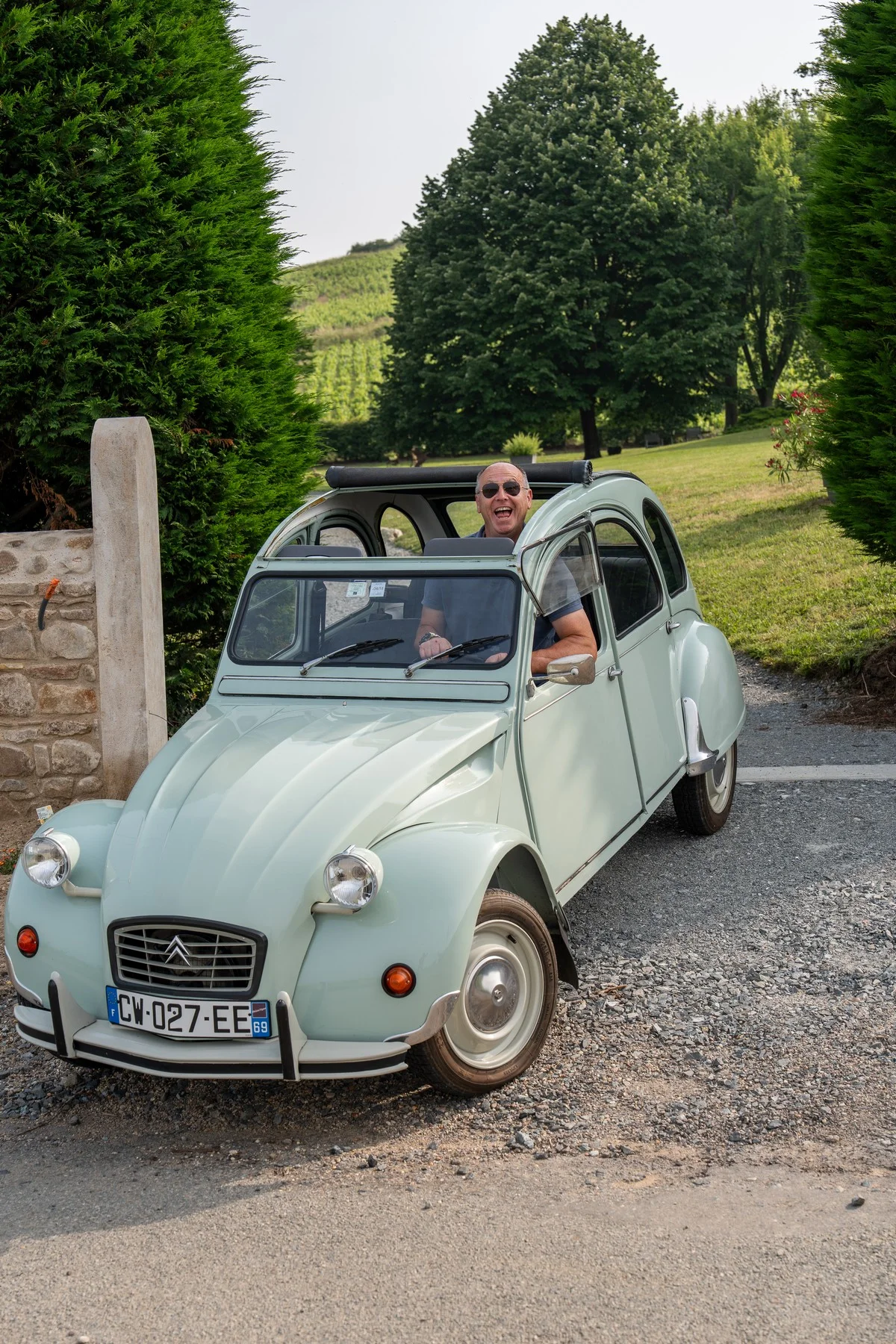 La 2CV vintage devant le porche de la Villa