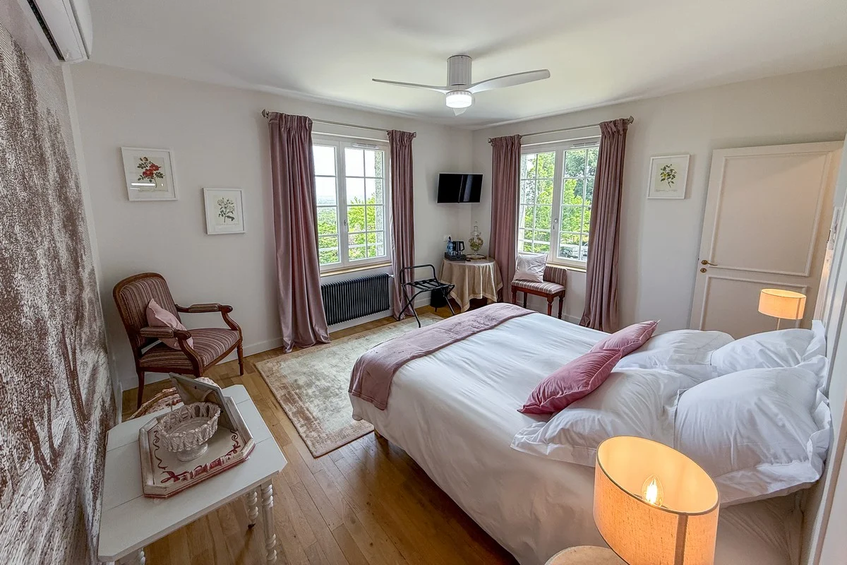 Chambre Saint-Rigaud — détail décoratif, ambiance chaleureuse et raffinée