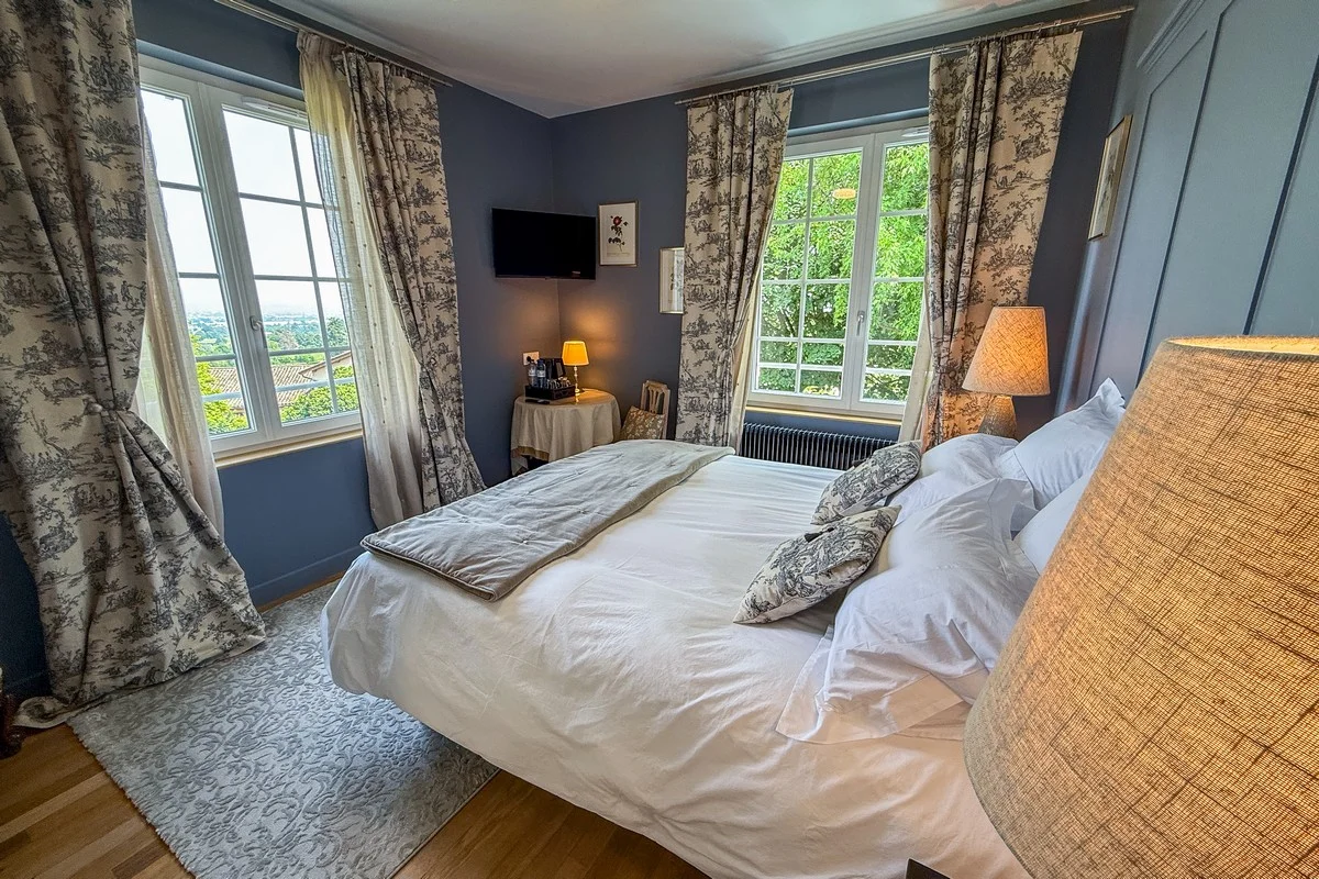 Chambre Mont Verdun — la chambre baignée de lumière, vue sur la nature environnante