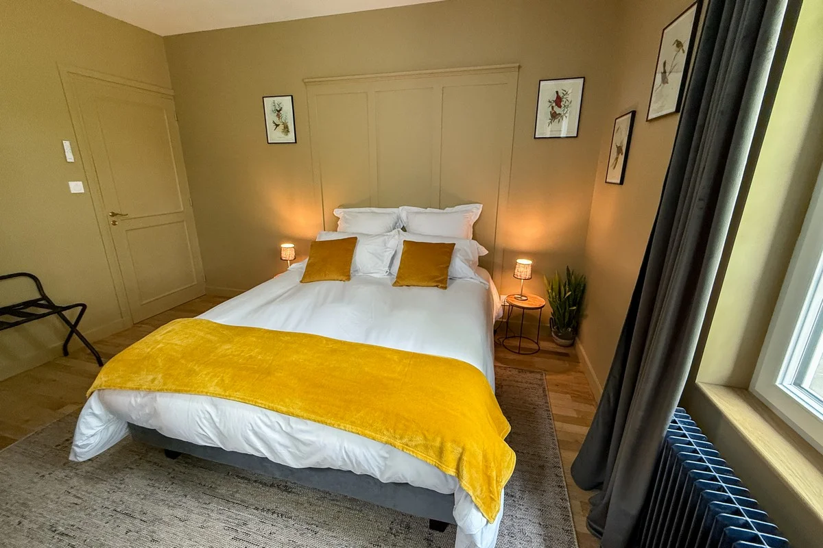 Chambre Mont d'Or — lit confortable habillé de linge blanc et de coussins assortis