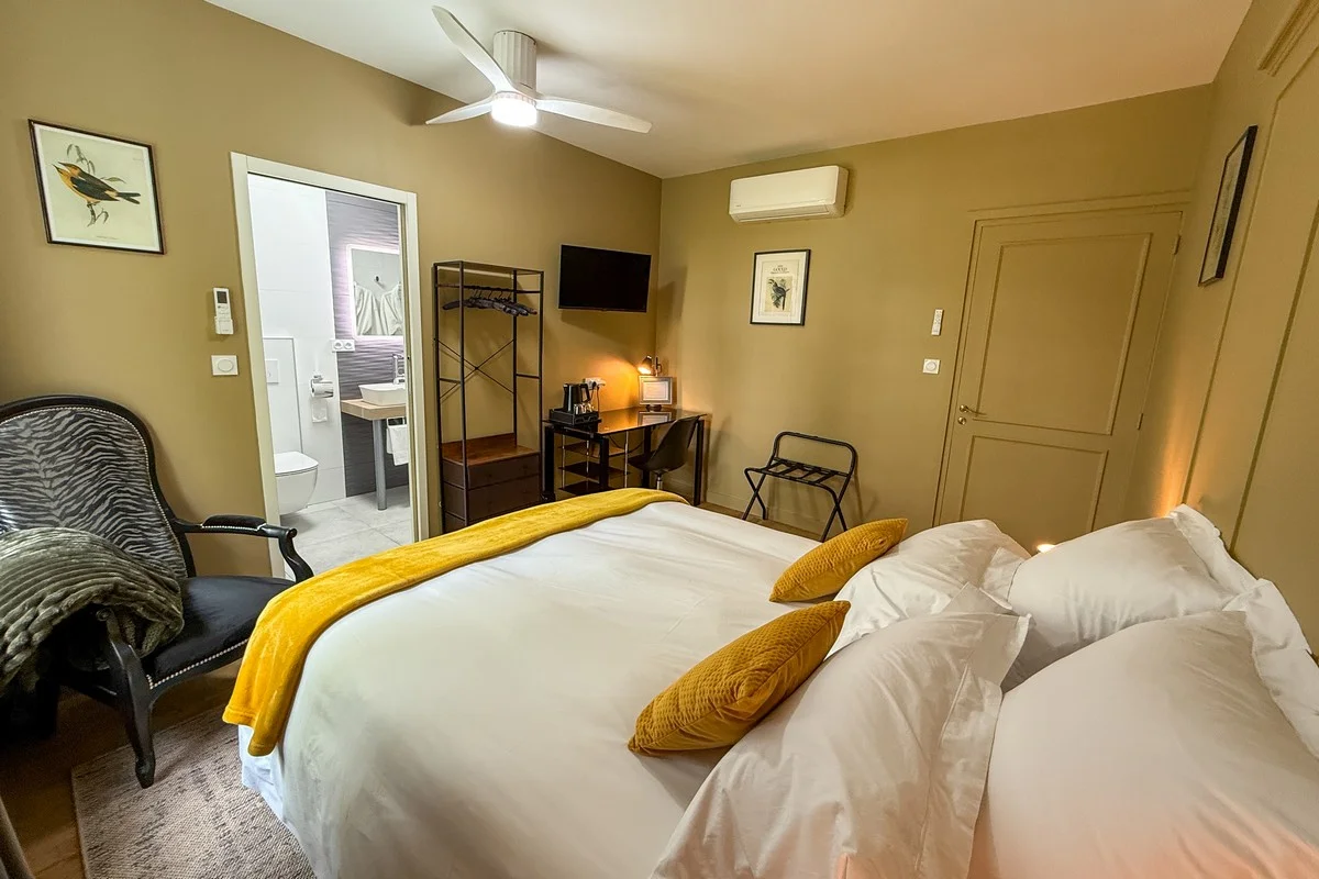 Chambre Mont d'Or — ambiance chaleureuse avec éclairage tamisé en soirée