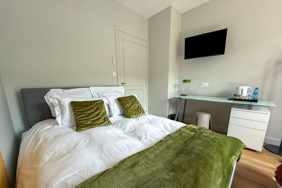Chambre Saint-Rigaud — le lit et son linge de qualité hôtelière