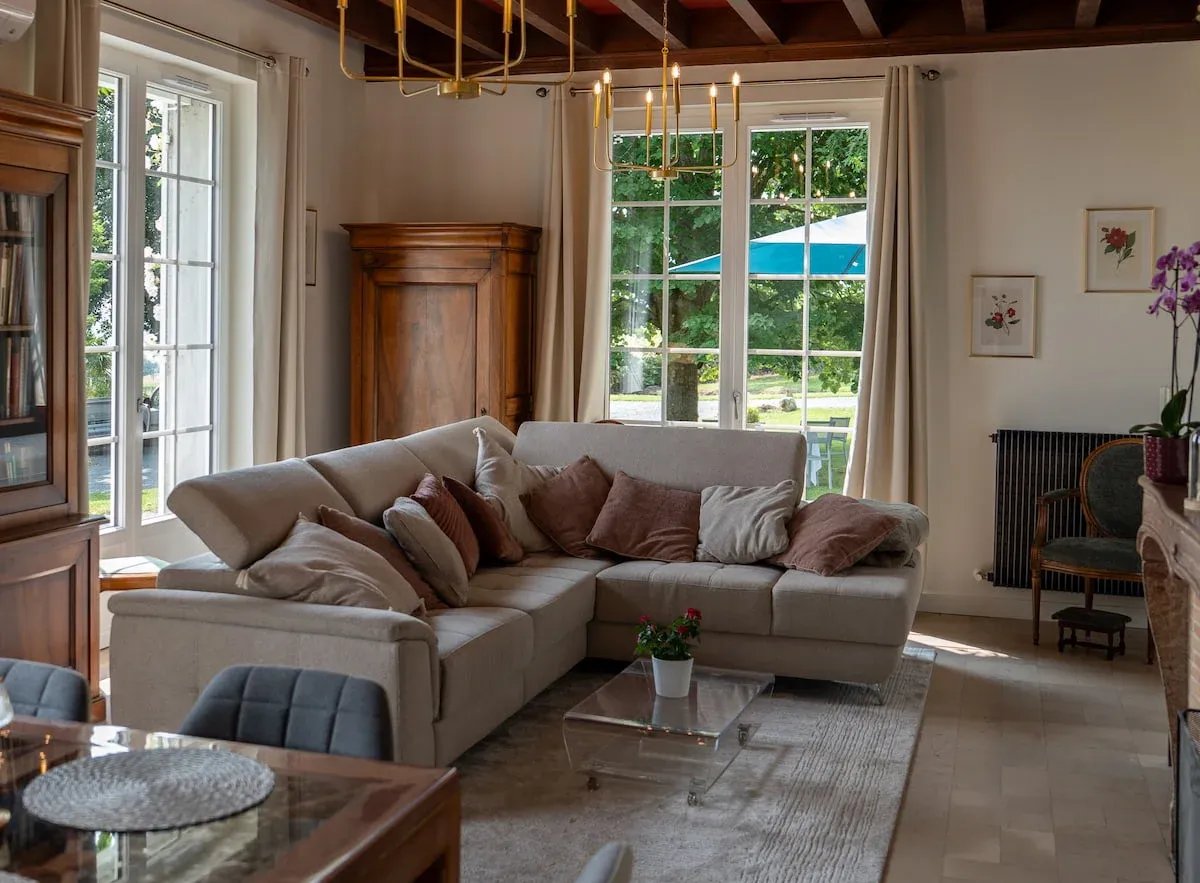 Salon de la Villa Saint-Lager — espace de vie lumineux ouvert sur le jardin