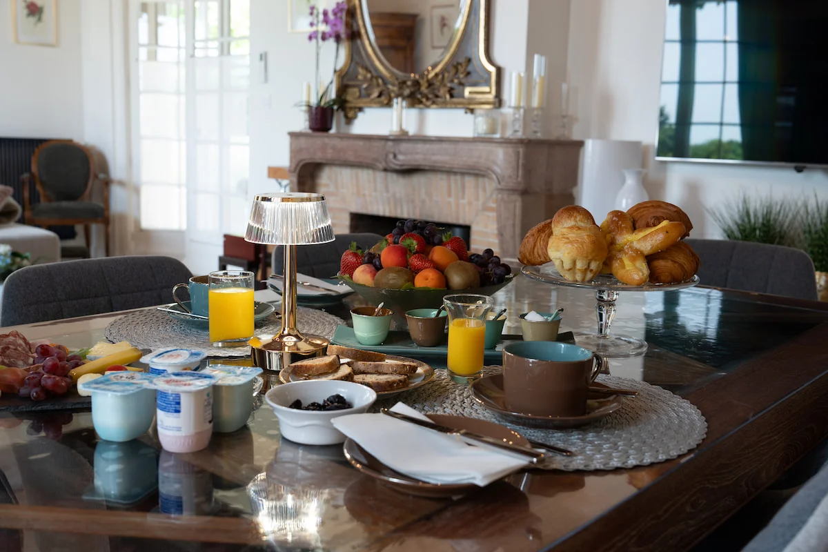 Petit-déjeuner maison servi à la Villa Saint-Lager