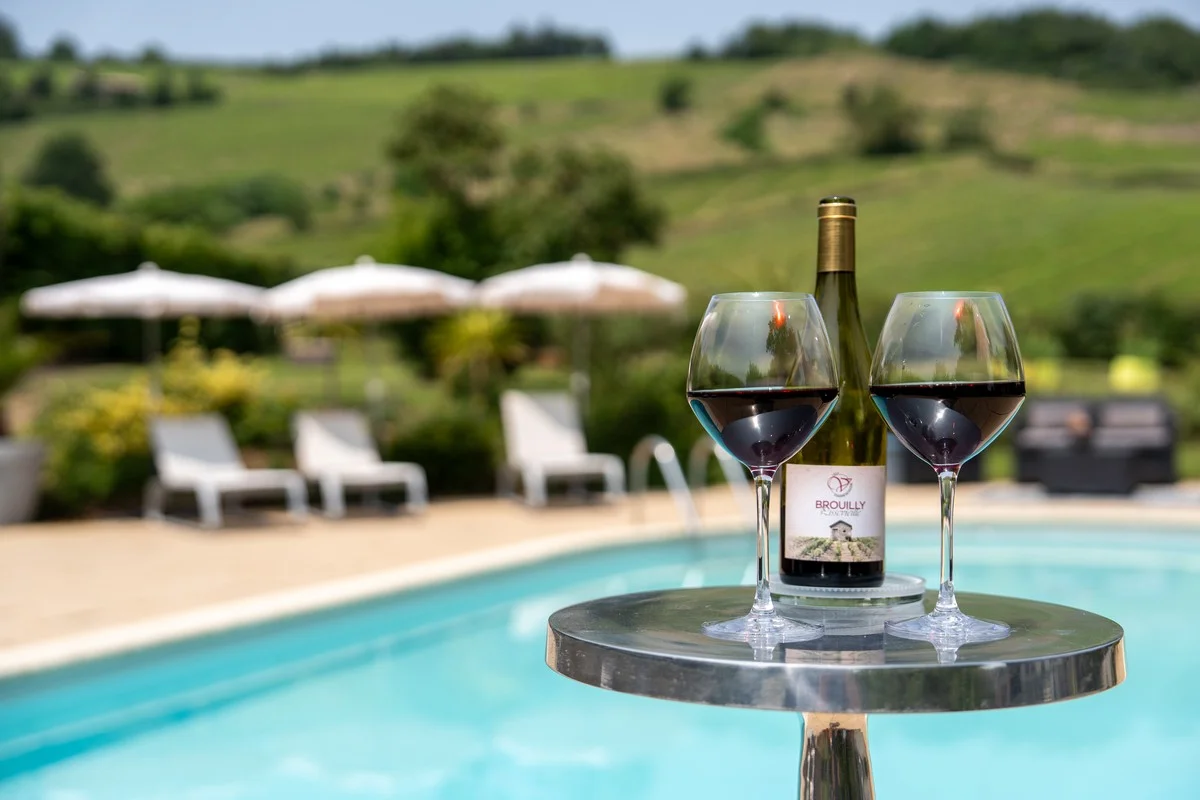 Piscine de la Villa Saint-Lager face aux vignes du Beaujolais