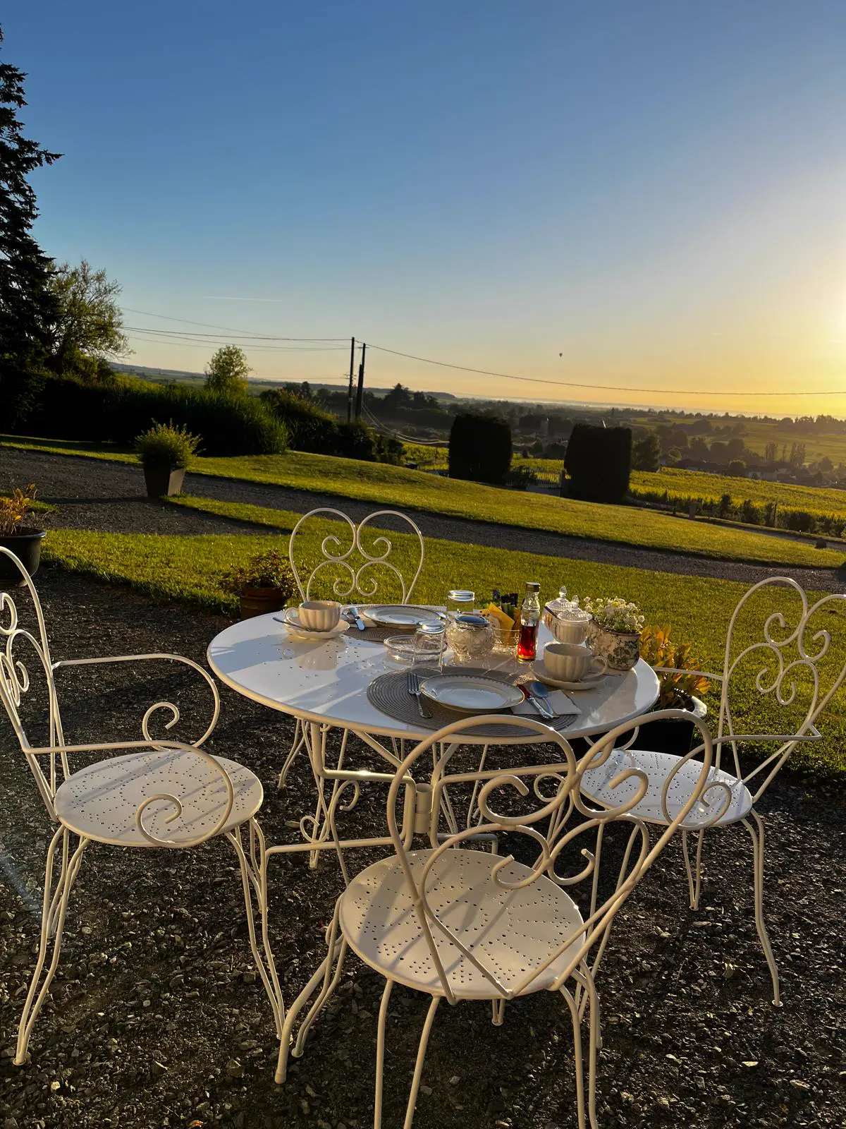 Petit-déjeuner en terrasse à la Villa Saint-Lager — table dressée au jardin sous le soleil du matin