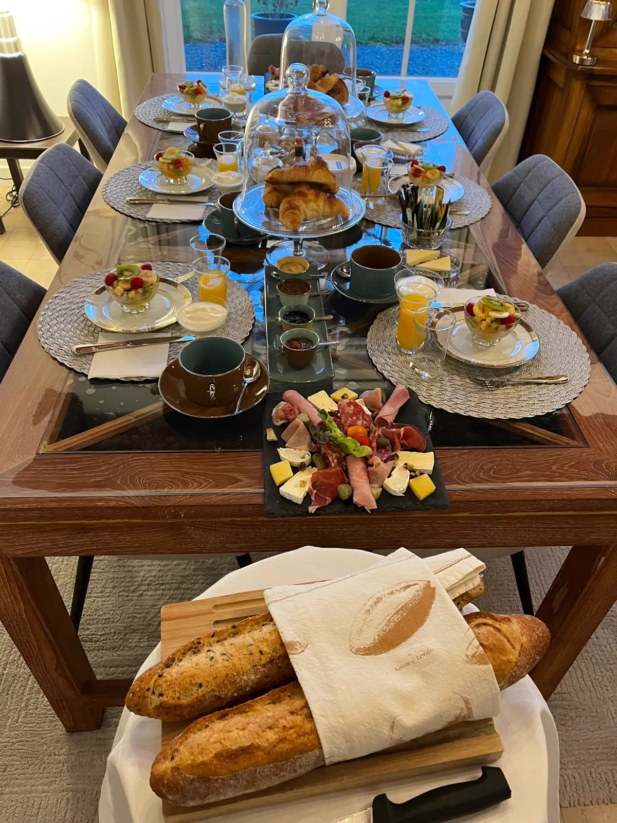Petit-déjeuner maison servi à la Villa Saint-Lager — table intérieure avec viennoiseries et confitures artisanales