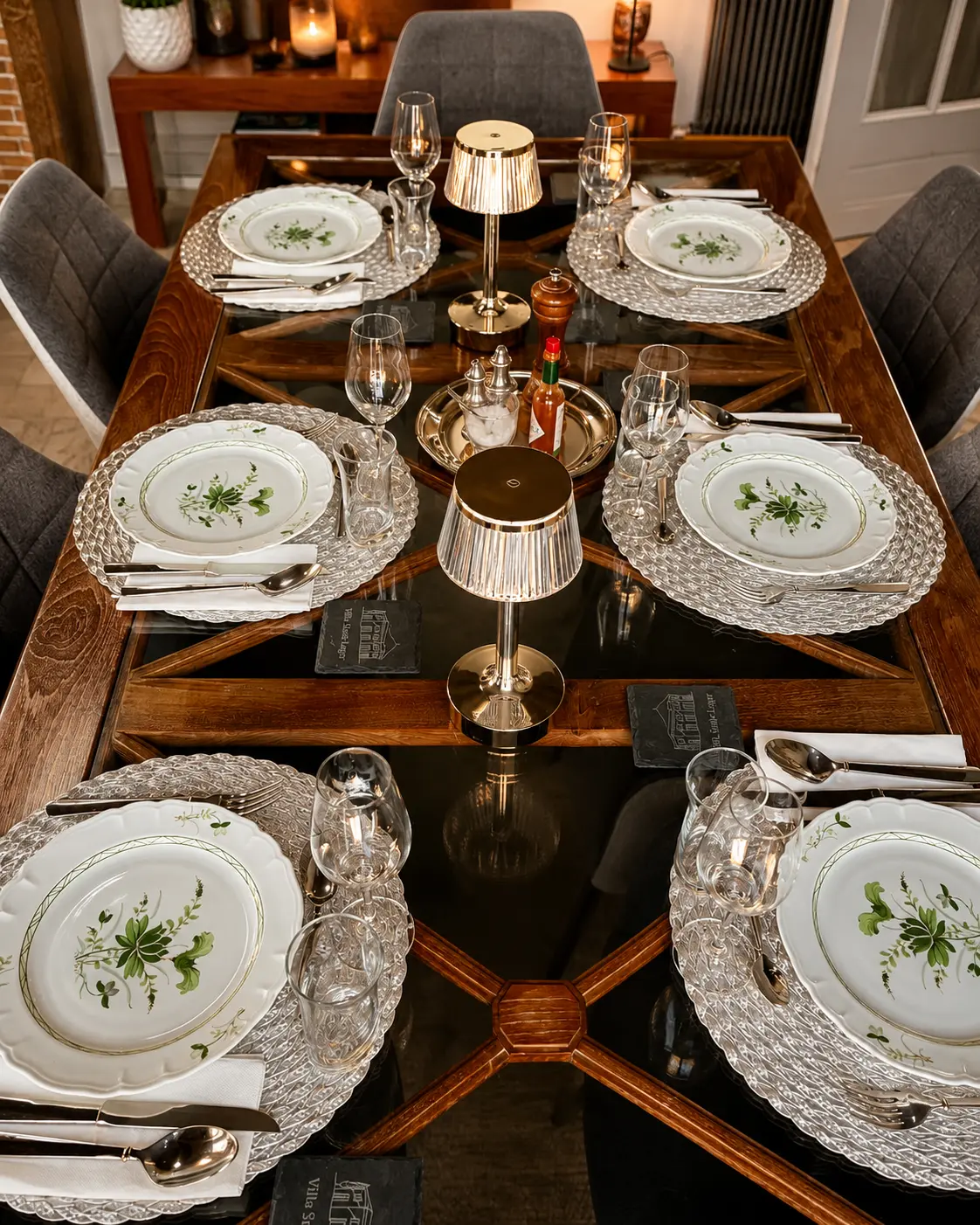 La table d'hôtes dressée pour le dîner à la Villa Saint-Lager
